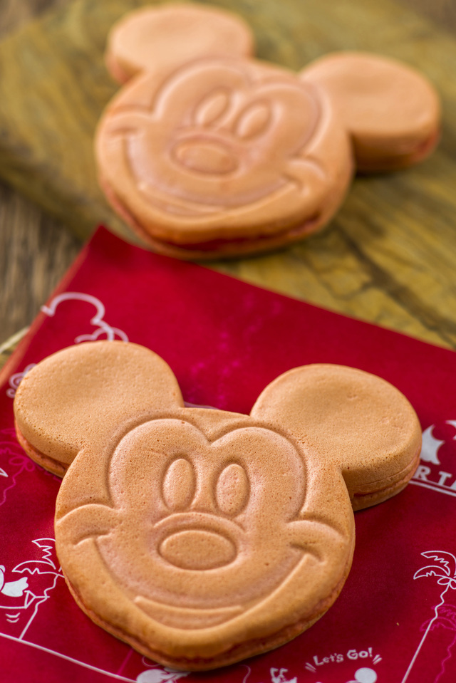 ミッキーカステラケーキ（ミルククリーム） 1個 ¥350｜クレオズ｜東京ディズニーランド