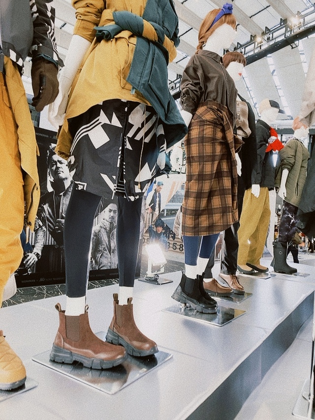 【ワークマン サイドゴアブーツ】ブラウンはワインレッドと茶色の中間のような深みのある色合いがとても秋らしい