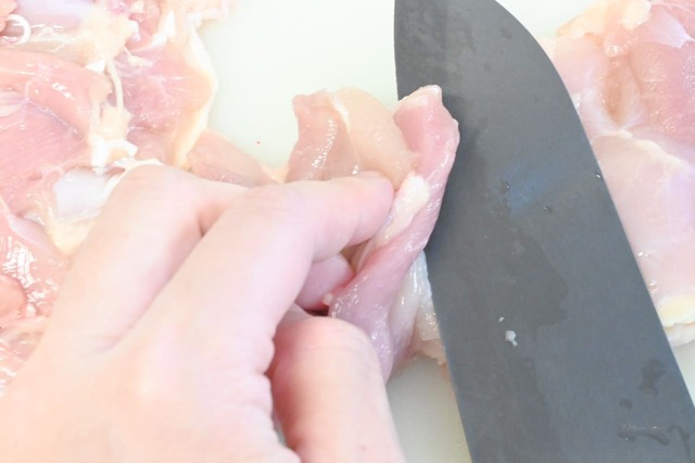 【野菜・肉の便利な冷凍保存術／鶏もも肉】厚みがある場合には、鶏もも肉1枚を2等分に切り、厚みが均等になるように包丁で開きます