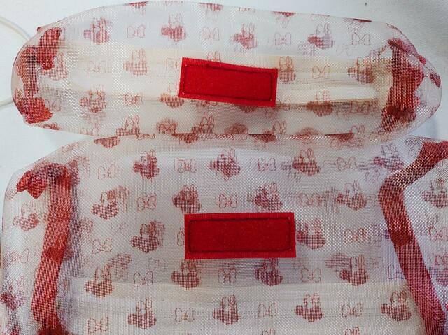 本体ポーチには、メッシュポーチ裏面のマジックテープ部分を貼り付けることができる