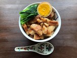筆者が再現した魯肉飯。煮玉子と青菜で本格的に。煮込めば煮込むほど肉はやわらかくなる