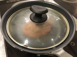 （6）弱火にし、形を整えた後、蓋をして蒸し焼きにする