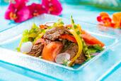 「​​​牛肉の彩りサラダ」＜期間：2026年6月6日～8月31日＞【魅惑の“アジアングルメ”が勢揃い！ハーゲンダッツも好きなだけ！「京王プラザホテル八王子」で、初夏の食欲を刺激するブッフェがスタート！】