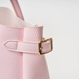 【『sweet presents YOUNG & OLSEN The DRYGOODS STORE BELTED TOTE BAG BOOK PINK』(宝島社)】定番ハンドルの大きさの見直し、バックルの形状、正面の絶妙な曲線など持つだけでこなれ見えが叶う神アイテム!