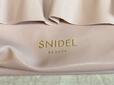 正面下部には「SNIDEL BEAUTY」のブランドロゴが箔押しされています
