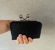 【niko and … ソフトがま口財布】重さは約130g。片手で持つのにちょうどいいサイズ感です