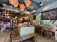 【KAIDO books & coffee】手前がイートインスペース