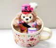 ダッフィー&フレンズのハッピーマーチングファンのスーベニアカップ、シェリーメイのぬいぐるみストラップ