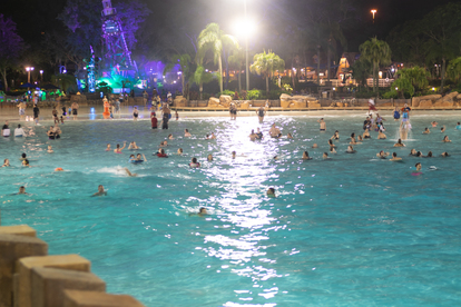 海外ディズニー トイ ストーリーのキャラとナイトプールでパーティー ディズニー タイフーン ラグーン H2oグロウナイト 写真 12 22 ディズニー特集 ウレぴあ総研