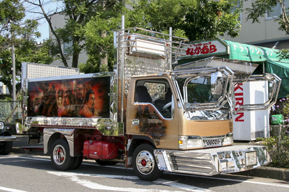 映画『トラック野郎』で“デコトラ”を装飾した「トラックショップ