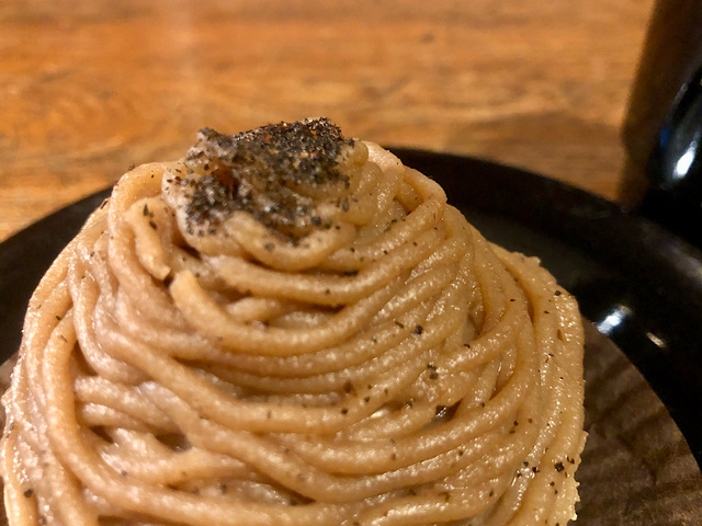 【スターバックスコーヒー　栗とほうじ茶のモンブラン】ほうじ茶のトッピングの風味が良くて見た目も可愛い