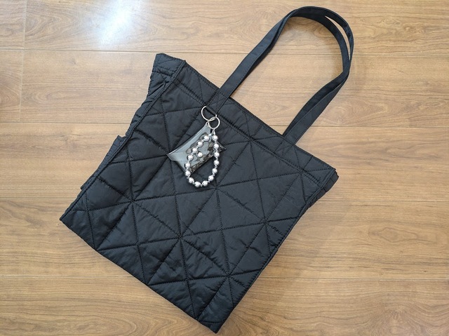 【GLOBAL WORK 推しごとキルティングトート】カラーはアイボリー、ブラック、シルバー、ピンク、オレンジ、カーキ、ブルーの7種類です