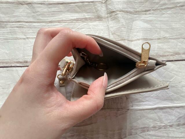 マチ付きのポケットなので中身が見やすい！