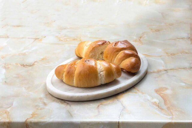 トリュフ香る塩バターロールパン 205円（税込）