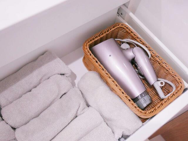 【ベルメゾン　洗えるラタン調収納バスケット  ブラウン ｜￥1,980～4,790 （税込）】ドライヤーがシンデレラフィット！