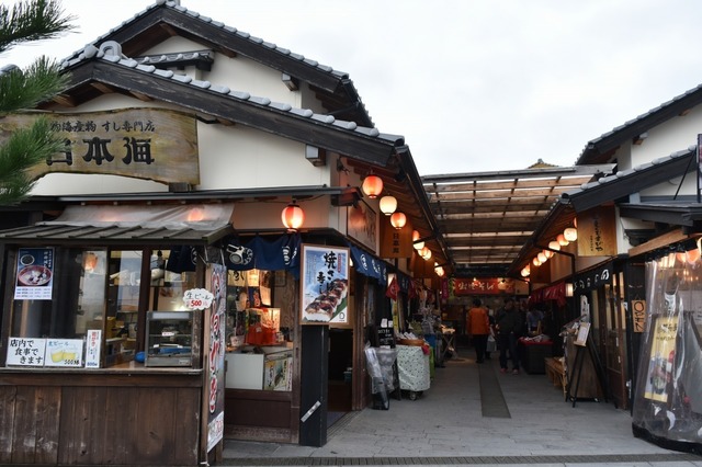出雲大社前に立ち並ぶお土産屋さんやカフェ