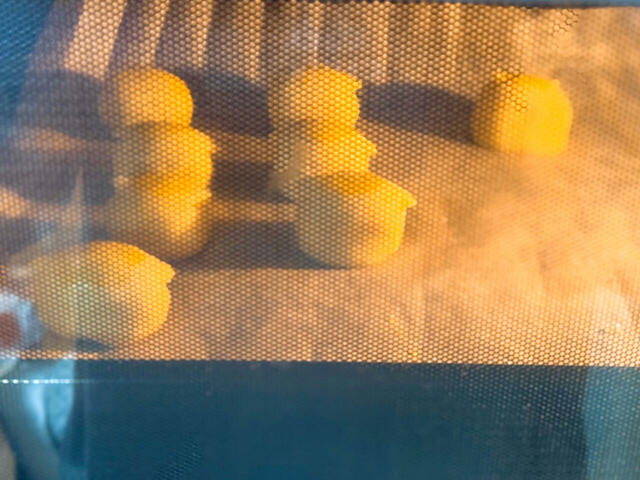 事前に180度に予熱しておいたオーブンで15分焼きます。途中で色づいてきたら、一度出して(7)を再度塗ります