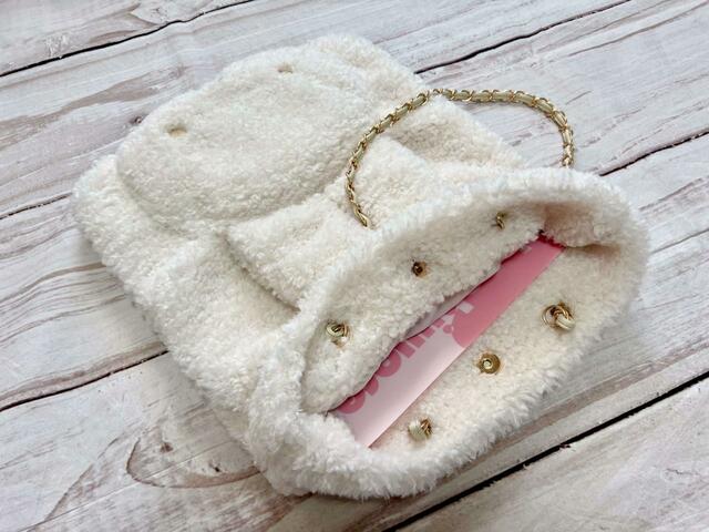 A4クリアファイルが楽々収納できるサイズ感