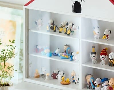 【スヌーピー×ベルメゾン「コレクション収納ラック『スヌーピー』」】フィギュアなどの小さなコレクションを「見せる収納」としてディスプレイ