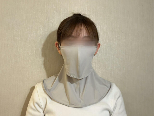 実際につけてみました。目下から鎖骨下まですっぽりと覆われています！