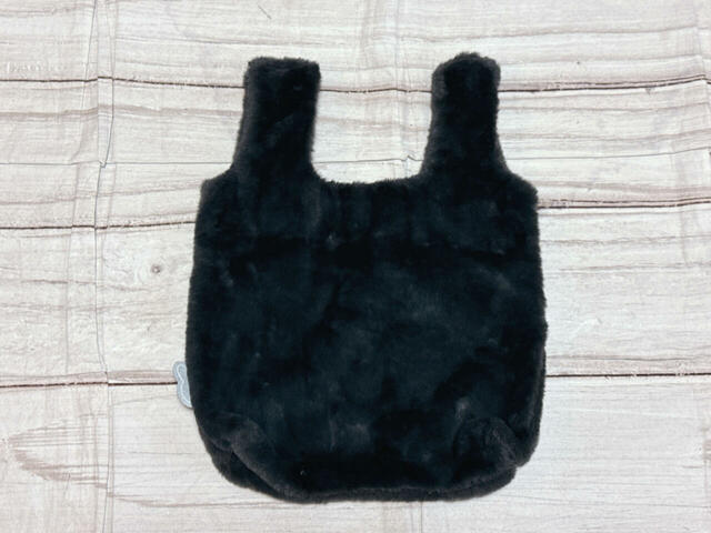 背面は装飾がないシンプルなデザイン