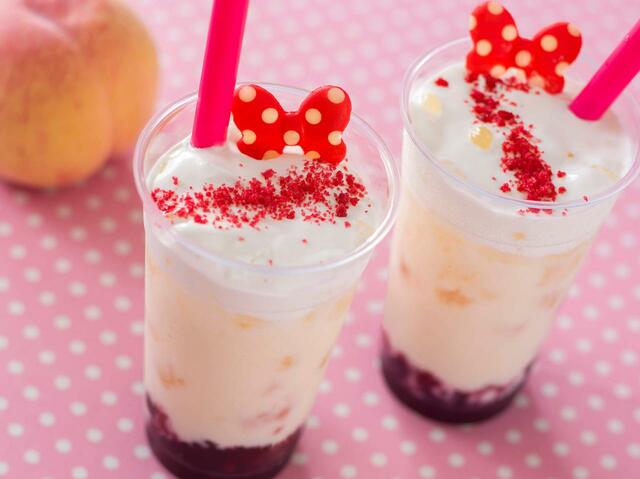 ピーチミルク(ラズベリーゼリー＆チーズホイップ) 700円｜提供店舗：東京ディズニーシー「ホライズンベイ・レストラン」｜東京ディズニーリゾート「ミニー・ベスティーズ・バッシュ！」スペシャルメニュー