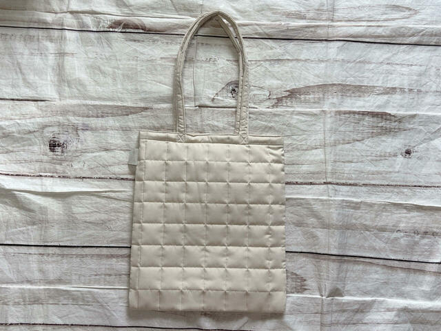 バックは装飾がないシンプルなデザイン