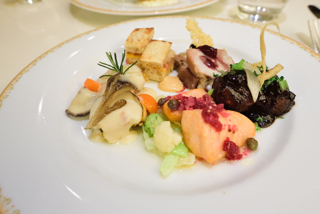 「アナとエルサのフローズンファンタジー」スペシャルブッフェ 暖かいお料理 ©Disney