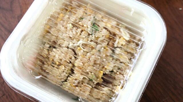【餃子の王将 炒飯】料理は専用ケースにラップ二重巻きで、汁漏れやこぼれはまったくありませんでした