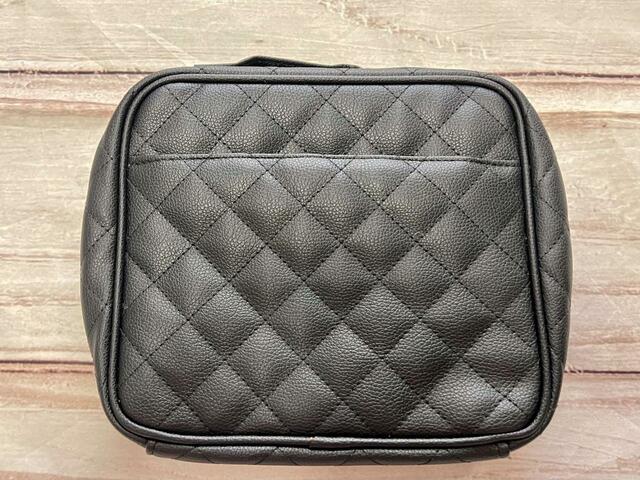 【nanakoななこがさらに本気で作った leur charme COSME POUCH BOOK BLACK】バックにはポケット付き