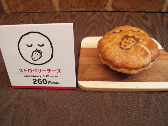 「パイフェイス」日本上陸！／ストロベリーチーズ・260円（税抜）