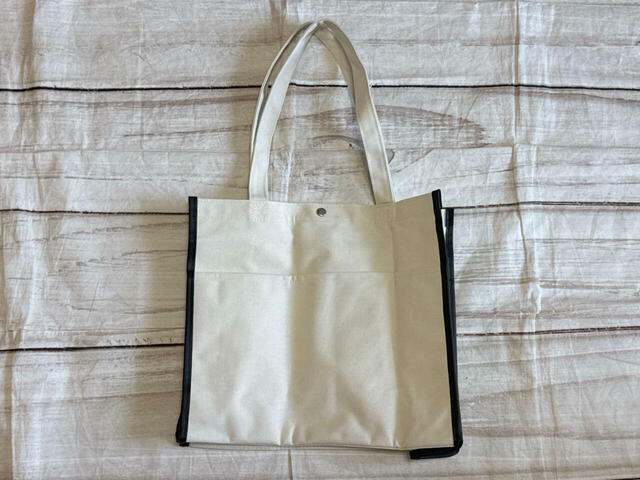 背面には大判サイズのポケット付き