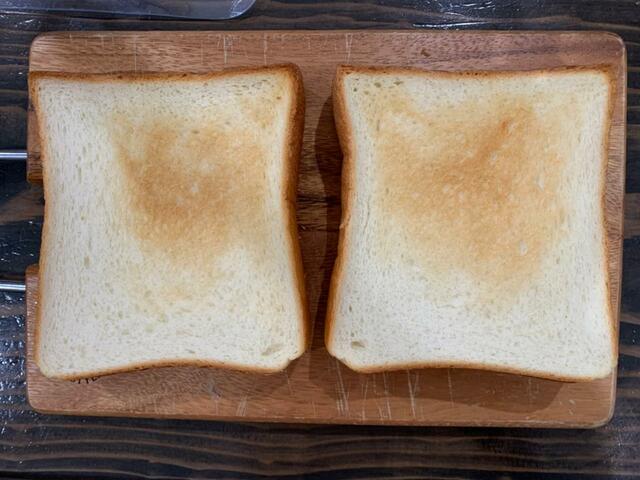 【アイリスオーヤマ スチームカーボントースター】左が我が家の従来のトースターで焼いたもの