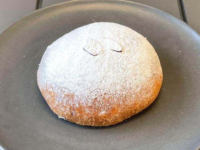 【ビースクエアード】ふわふわの食感が心地よい「パン・アラ・クレーム」