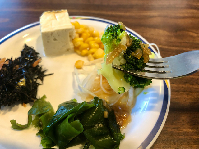 【ステーキガスト　超粗びきステーキバーグ約120g×2】お肉だけじゃなく、野菜も美味しいなんて最高ですよね