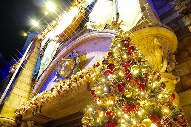 メインバナーの下から撮影。ツリーの存在感とバナーが期待を膨らませてくれます。©Disney