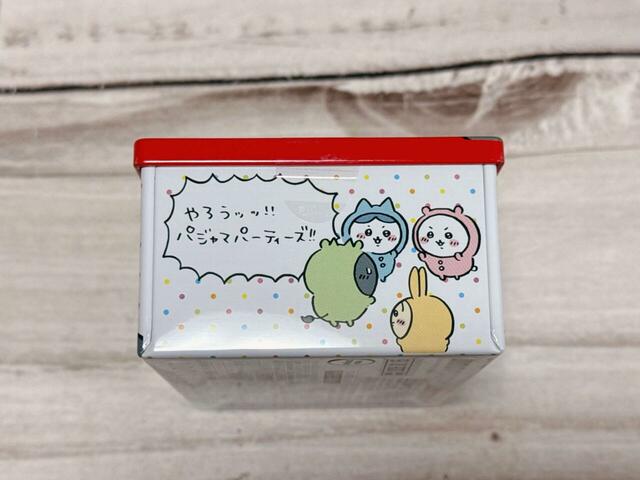 側面はストーリーが楽しめる仕様。一人残された緑パジャマの子に誘われて、パジャマパーティーに加入することになったちいかわ、うさぎ、ハチワレです！