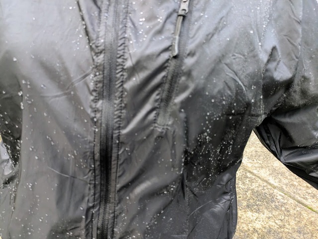 【ファミリーマート　はっ水パーカー】「ダントツ撥水®」素材で雨粒をしっかりはじく！頼もしい撥水力です◎