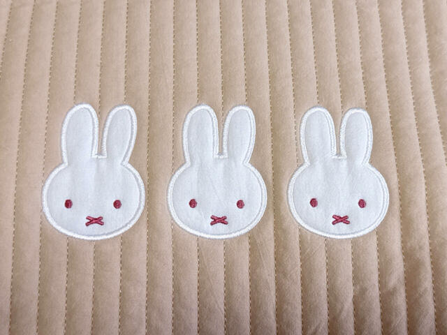 ミッフィーのお顔はアップリケ。ほっこりやさしいデザイン♪