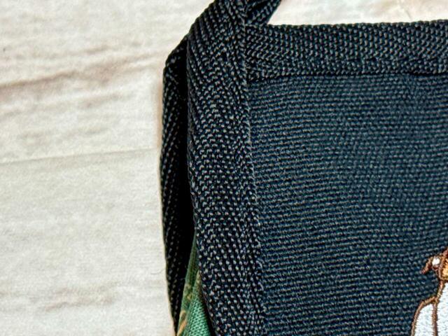 素材は綿とポリエステルの混紡。厚手で丈夫ですが、やわらかい手ざわり