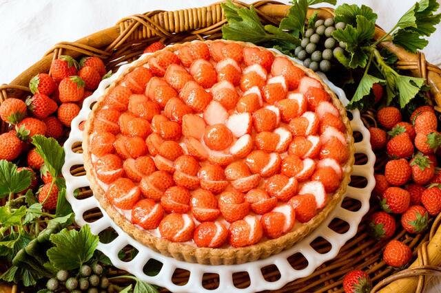 「静岡県産  “桃薫(とうくん)” のタルト」piece ¥1,360 / whole(25cm) ¥13,608【キル フェ ボン「2024 VERY STRAWBERRY」】