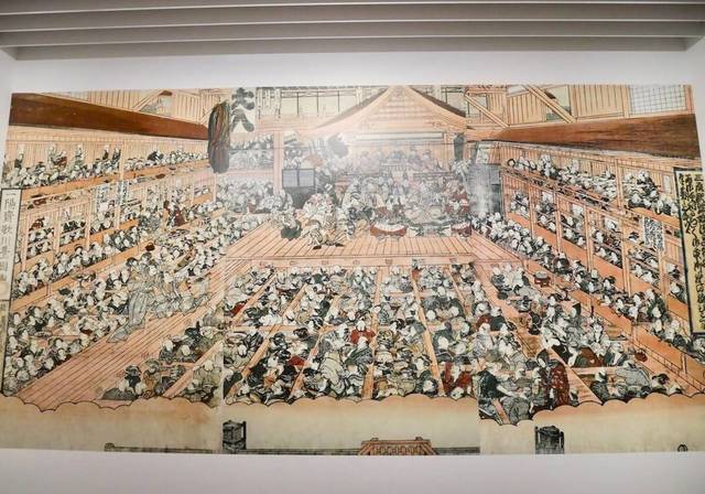 第1章会場内、歌川豊国《中村座内外の図》の拡大プリントを施した壁面