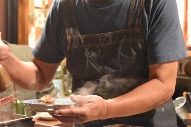 手際よく熱々のおでんを盛るご主人