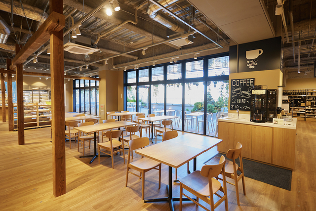 【MUJI Kitchen】『MUJI Kitchen』のイートインスペース。陽気がいい時期は、野外で食事をする人も多い