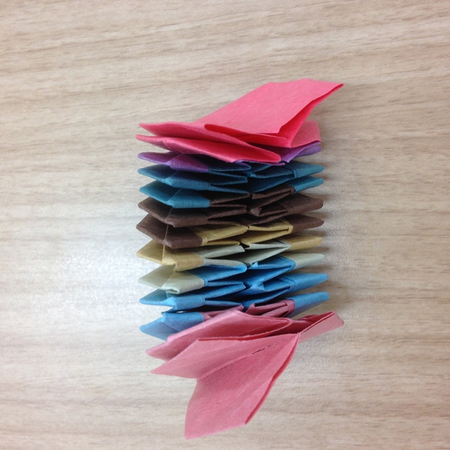 14）反対側も同じに折ると、これくらいコンパクトになりました。完成！