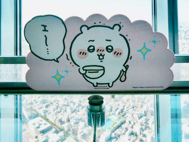 カウンター席にもガラス窓に装飾がされています！大量の生クリーム＆カスタードクリームの湧きドコロに遭遇したちいかわですね♪