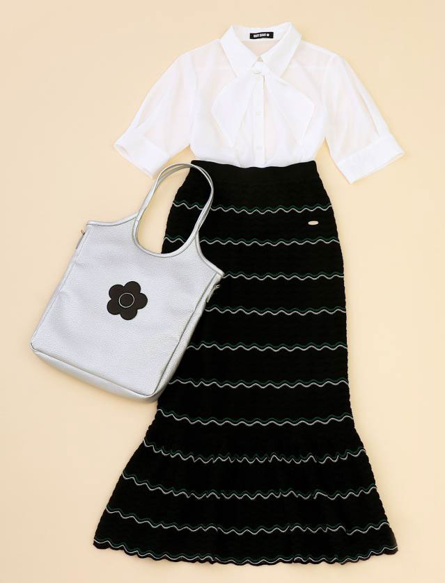 【マリークワント2026 SUMMER COLLECTION】スカーフ付きクロップドブラウス¥13,200／ウェーブニットスカート￥13,200／デイジーパッチシュリンクトート￥7,480（税込）