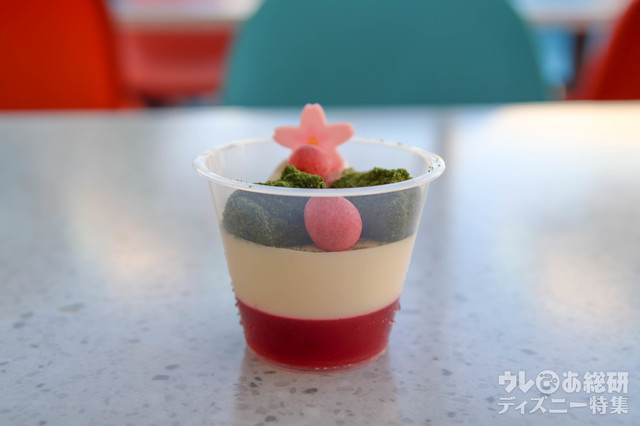 練乳ムース＆ストロベリーゼリー、スーベニアカップ付き 750円