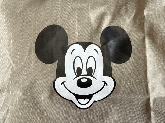 ミッキーマウスはモノトーンでプリントされているので、子供っぽくならずに持てるのがうれしい！