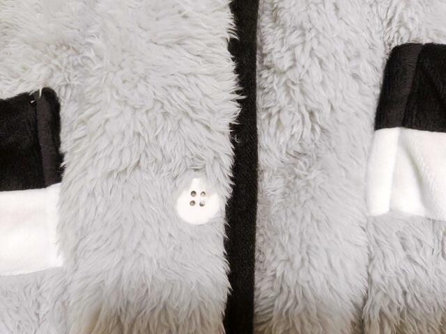 着る毛布のボタンは、白い丸型デザイン